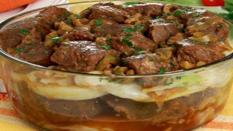 ALMOÇO: Carne de panela com batata e repolho para uma refeição rápida