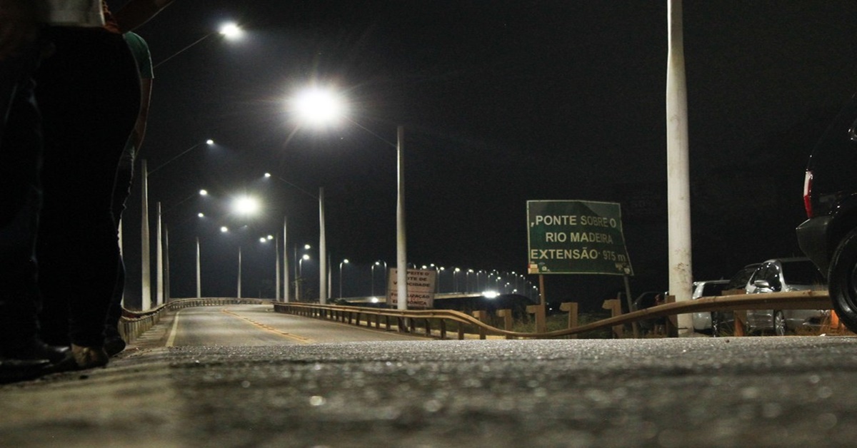 DIÁLOGO: Policiais militares evitam que homem pule da ponte sobre o rio Madeira