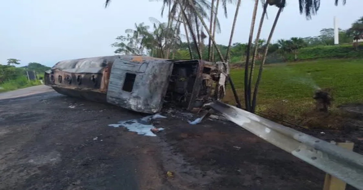 CARBONIZADO: Motorista morre após caminhão-tanque tombar e explodir