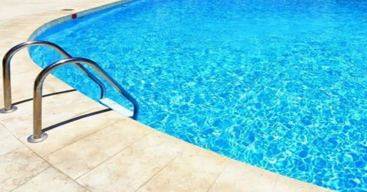 TRAGÉDIA EM CASA: Criança morre após cair em piscina enquanto brincava de bicicleta