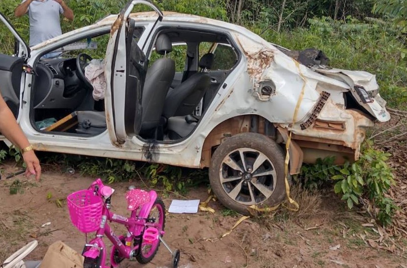 PERDEU O CONTROLE: Médica capota carro com duas crianças e babá em Rondônia