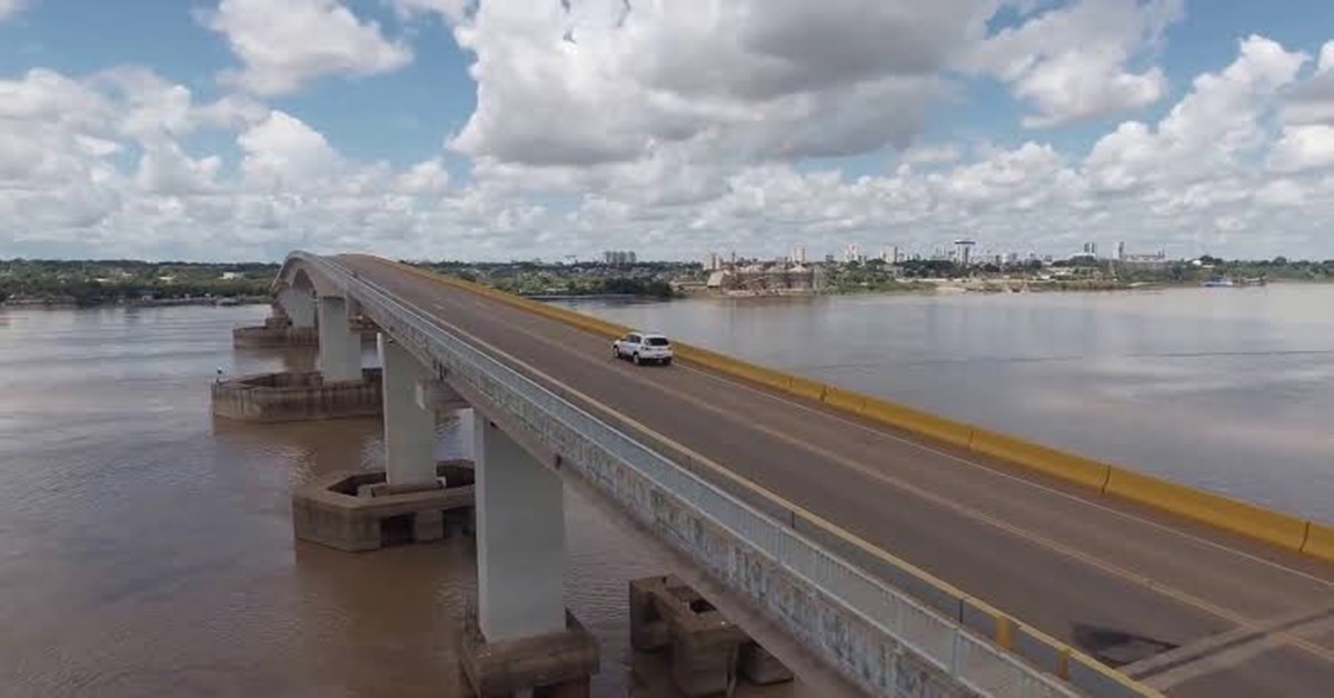 TRANSTORNADA: Polícia evita que garota se jogue da ponte do rio Madeira 