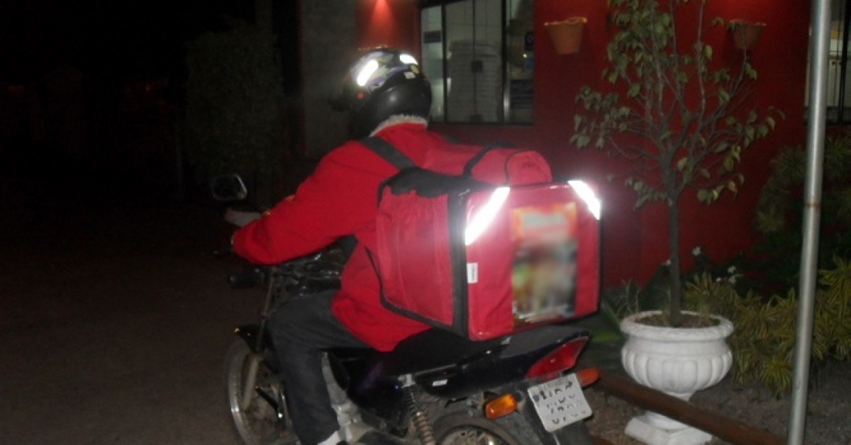 NA ENTREGA: Motoboy de delivery é assaltado por quadrilha armada