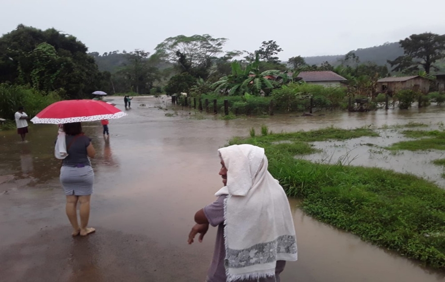 DESTRUIÇÃO: Forte chuva deixa distrito de Colina Verde inundado e pessoas desabrigadas