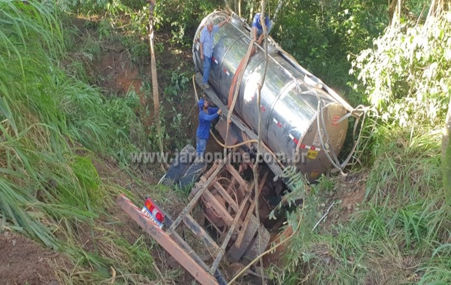 NA BR-364: Caminhão leiteiro tomba em ribanceira após motorista perder o controle