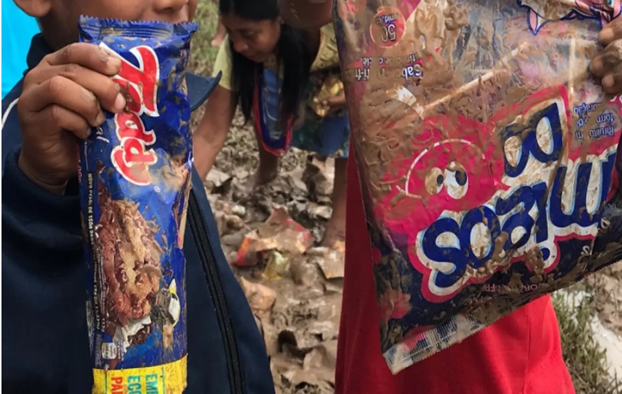 NA LAMA: Índios recolhem alimentos que foram descartados durante enchente