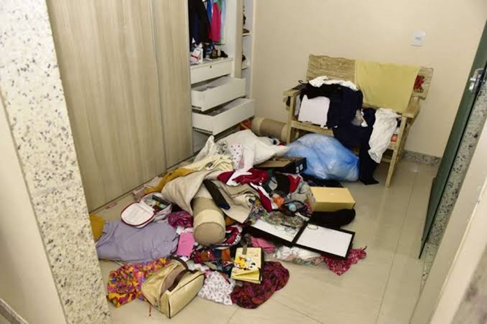 QUADRILHA: Cinco bandidos invadem casa e fazem morador refém em mais um roubo