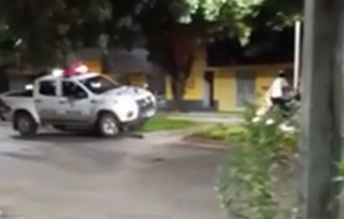 PERSEGUIÇÃO POLICIAL: Vídeo mostra jovem motociclista em fuga alucinada por várias ruas