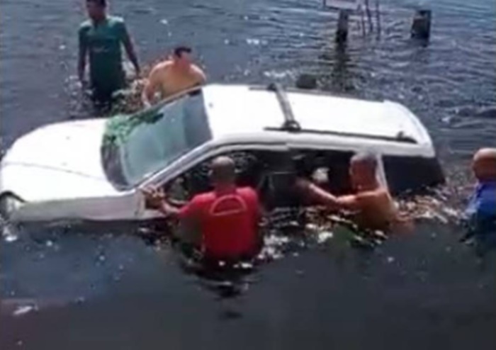 ACIDENTE: Carro de servidor público despenca dentro do rio Guaporé; VÍDEO