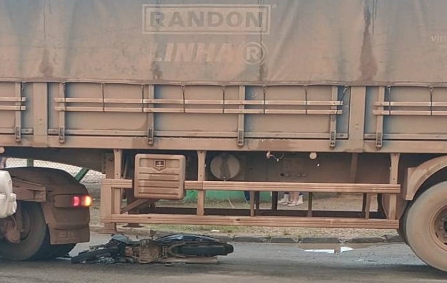 NA CURVA: Mulher salta de moto ao perceber que seria atingida por caminhão