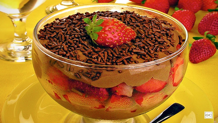 IRRESISTÍVEL: Mousse de chocolate com morango para se deliciar a qualquer momento