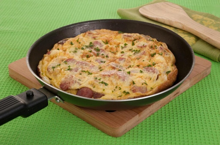 FÁCIL: Omelete de linguiça para um almoço super prático e delicioso