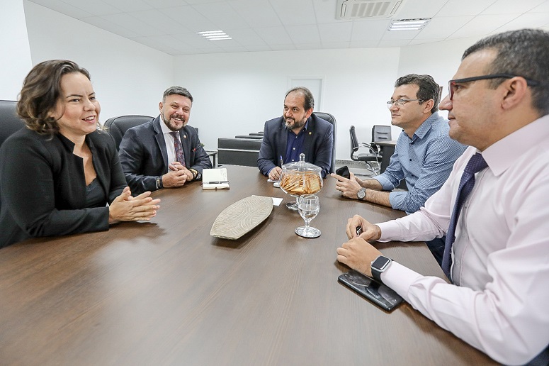 ENFRENTAMENTO: Alex Silva participa de reunião sobre índice de violência contra a mulher