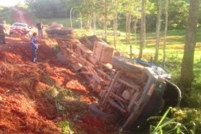 Caminhão boiadeiro carregado de gado  capota na zona rural de Jaru