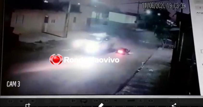 ASSISTA: Vídeo mostra mulher sendo jogada em comércio após acidente entre carro e moto