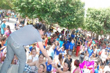 Mais de mil crianças reuniram na praça municipal para comemorar seu dia

