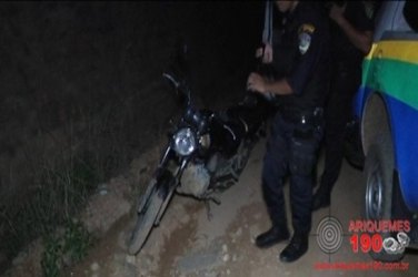 PM prende suspeitos e recupera moto roubada