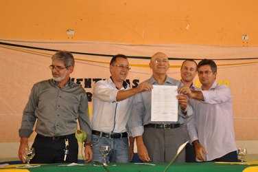 Governador e prefeito assinam ordem de serviço para municípios 