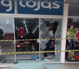 ARRASTÃO – Loja de roupas é saqueada durante festa de carnaval 