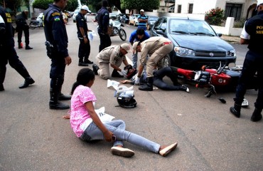 IMPRUDÊNCIA - Motociclista avança cruzamento e colide com automóvel, carona teve fratura na perna