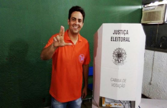 ELEIÇÕES 2016 – Otimista, Léo vota na companhia da esposa e acredita na vitória