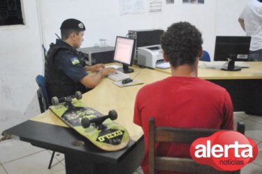 Adolescente é pego com drogas na porta da escola