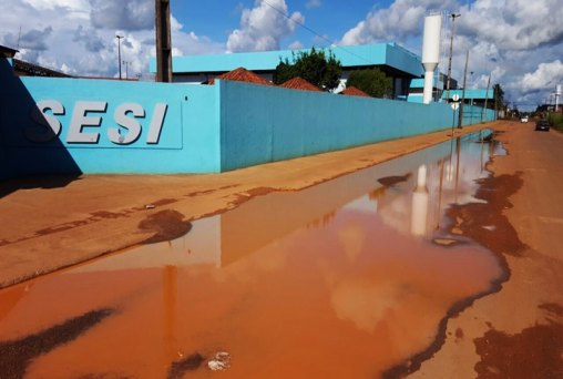 Poça de lama leva riscos a alunos do SESI e liga botão de alerta