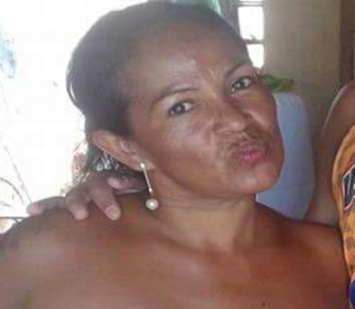 Mãe evita assassinato do filho e morre com tiro no rosto