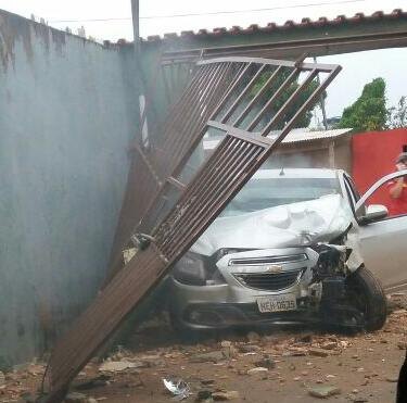 DESTRUÍDO: Condutora desvia de moto e desmorona portão de residência