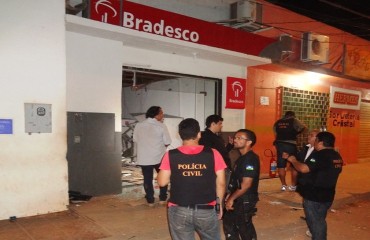 Assaltantes explodem caixa eletrônico, matam policial militar, ferem dois e fazem um de refém (ATUALIZADA)