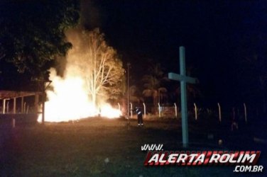 Igreja de São Sebastião é completamente destruída pelo fogo 