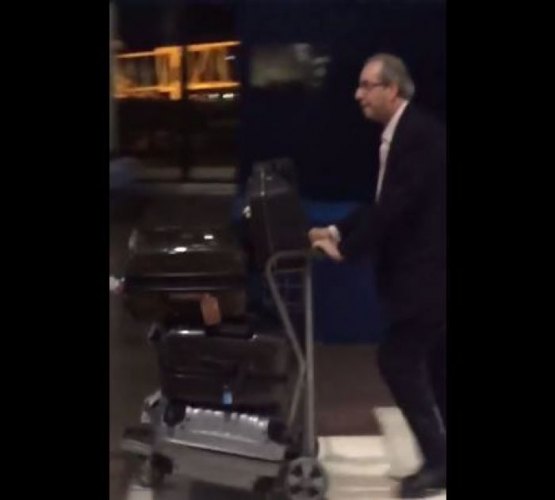 Eduardo Cunha apanha de idosa em aeroporto; assista