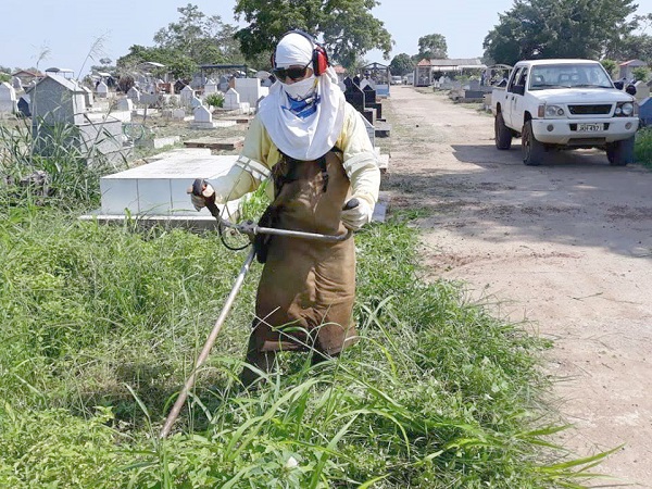 DIA DE FINADOS: Semusb realiza limpeza nos cemitérios públicos