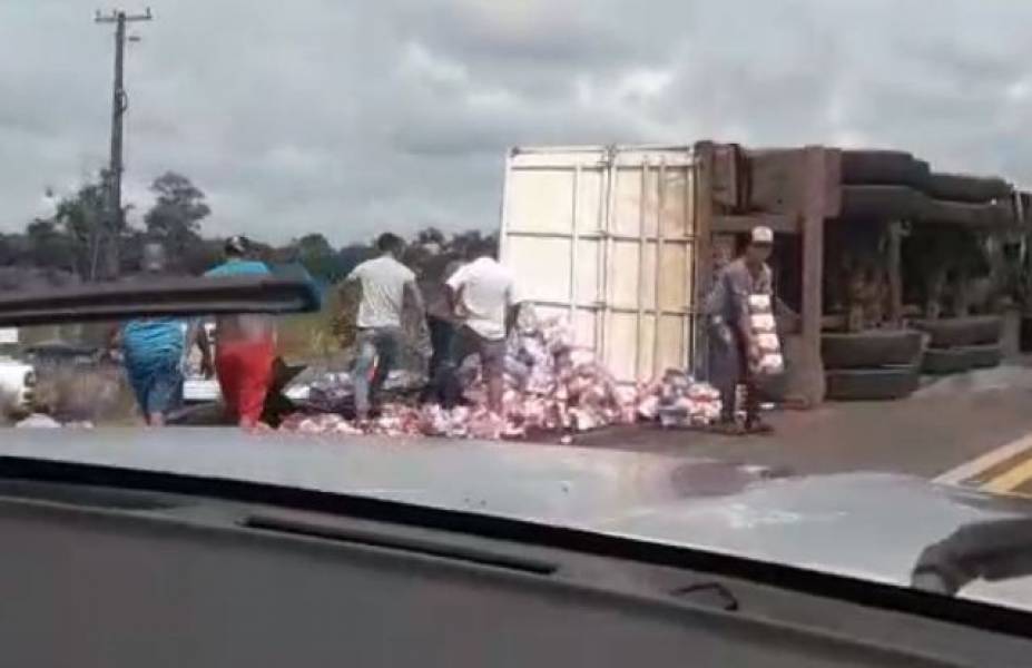 VEJA VÍDEO: Carreta carregada de cerveja tomba na BR e populares saqueiam carga