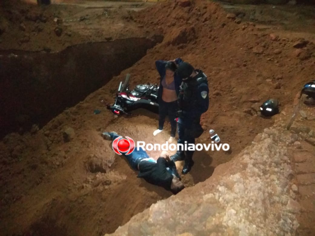 DESCASO: Buraco aberto pela prefeitura causa grave acidente com casal em moto