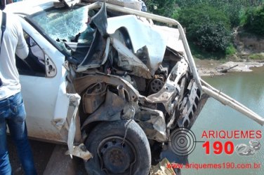 Condutor perde o controle de veículo e por pouco não cai da ponte do Rio Jamari
