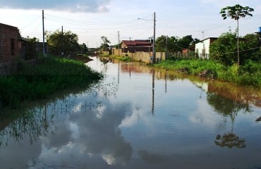 CENA DA CIDADE - Sem medo de doenças crianças tomam banho em água empoçada no bairro Lagoa - Fotos