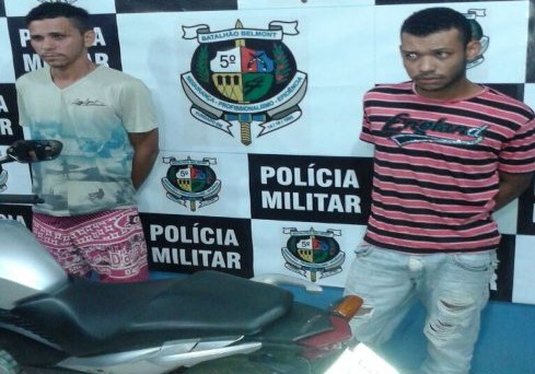 Dupla é presa pela PM com moto roubada e revólver municiado