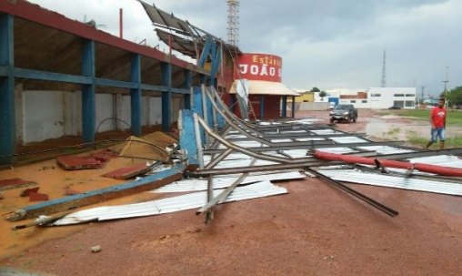 Teto do Estádio Municipal João Saldanha desaba após ventania 