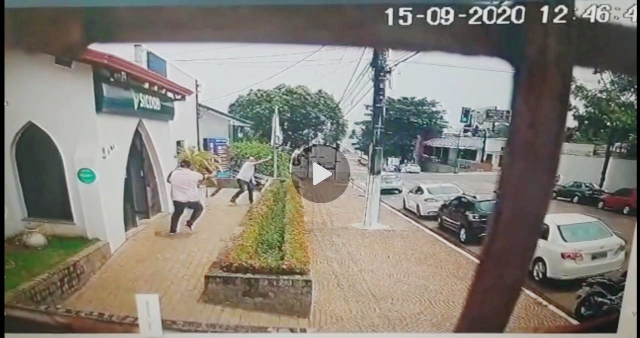 VEJA O VÍDEO: Empresário joga dinheiro no meio de avenida durante assalto em frente a banco