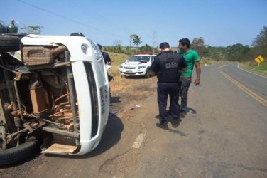 THEOBROMA - Pneu explode e caminhão capota duas vezes, motorista e carona saem ilesos