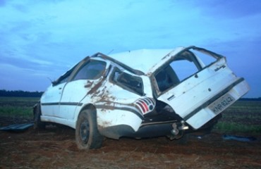 VILHENA – Carro é destruído e jovens ficam feridos em capotamento