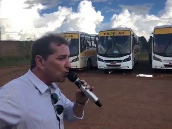 TRANSPORTE ESCOLAR: Hildon Chaves determina compra de 144 ônibus para derrubar intervenção