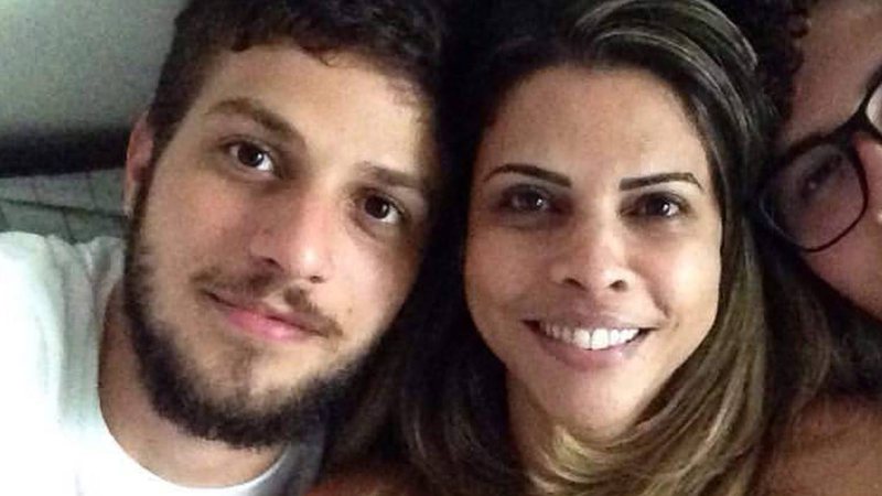 EMOÇÃO: Mãe de ator global se forma aos 47 anos e agradece ao filho por ter pago a faculdade