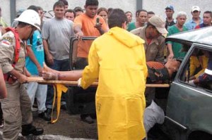 Amazonas - Bombeiros socorrem feridos presos nas ferragens