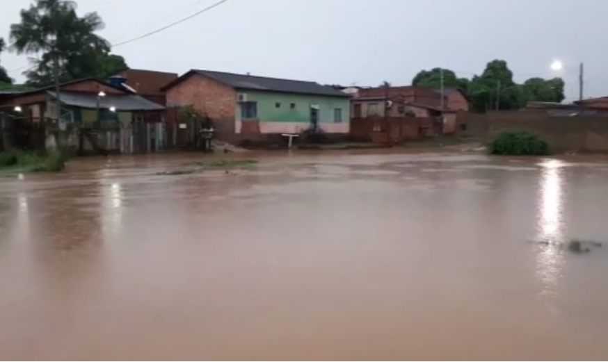 ILHADOS: Chuva transforma rua de bairro da zona Sul da capital em córrego