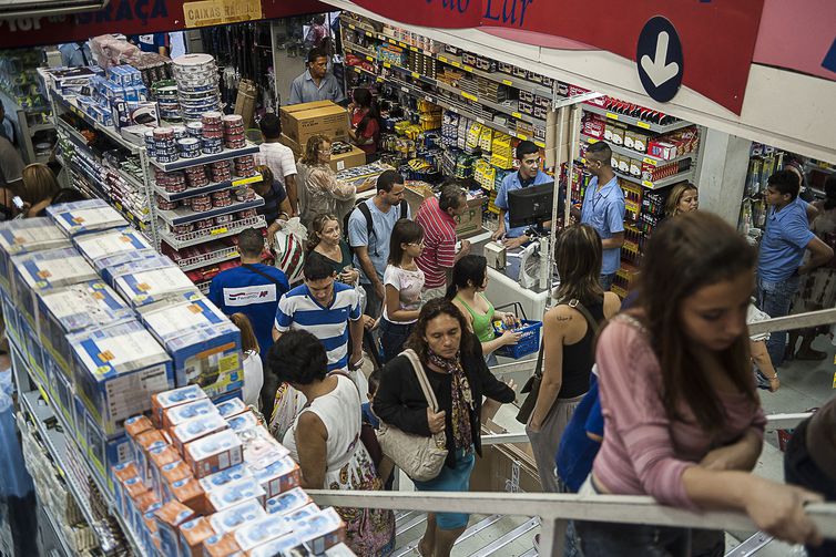 DÍVIDAS: Consultas de CPFs para vendas a prazo no comércio crescem 2,8%