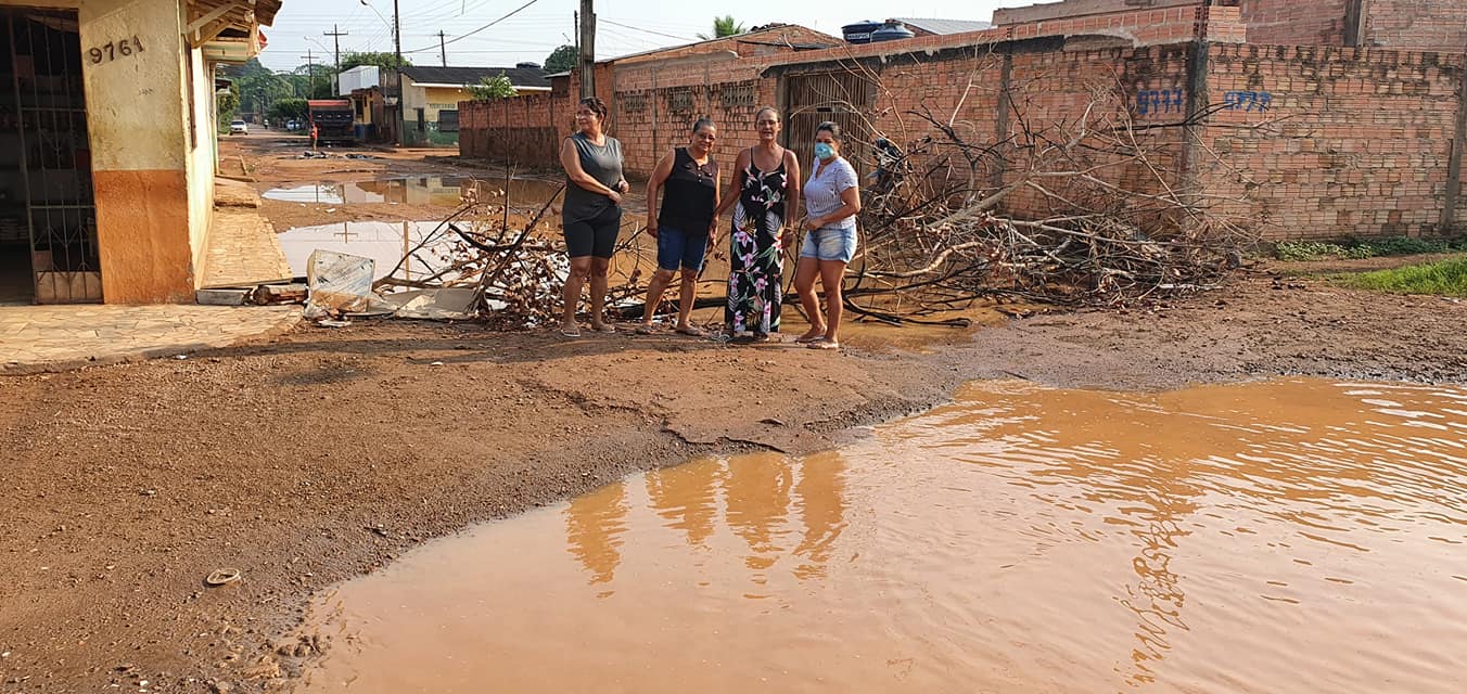 ABANDONADOS: Rua no bairro Jardim Santana está intrafegável e comunidade pede ação da prefeitura