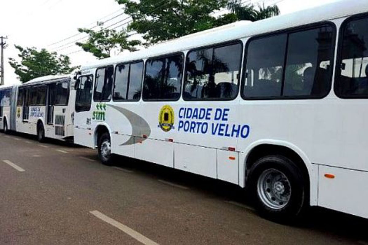 SEM ÔNIBUS: Greve continua e audiência está marcada para sexta-feira, 10