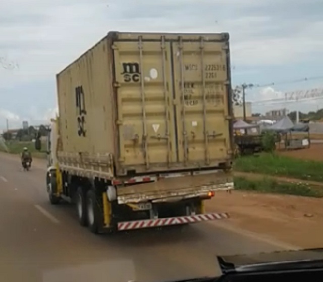 FLAGRANTE: Motorista filma transporte irregular de contêiner pela prefeitura da capital